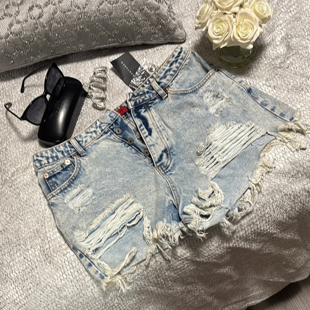 NWT Signature 8 Blue Jean Shorts High-rise Distressed Acid washed - Picture 9 of 14